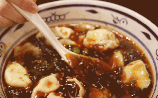 说实话,酸汤水饺的饺子一般,可能是泡在汤里,口感稍微有点软掉了.