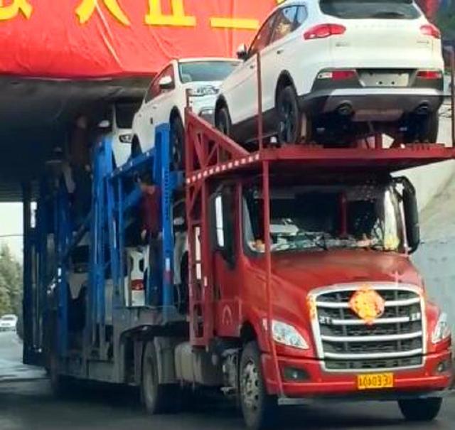 大货车拉满小车,卡入限高桥洞进退两难,这一趟算白跑了