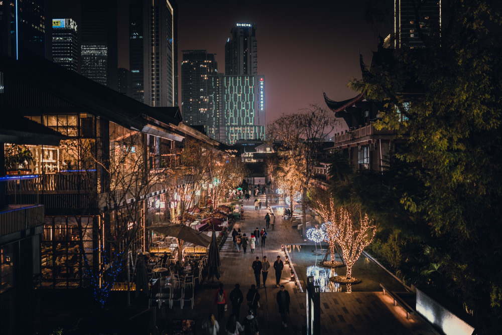 成都夜晚,我从繁华区走向了朴实