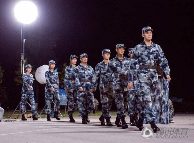 孙杨回归军营 表现活跃 网友吐槽:像保安(组图)