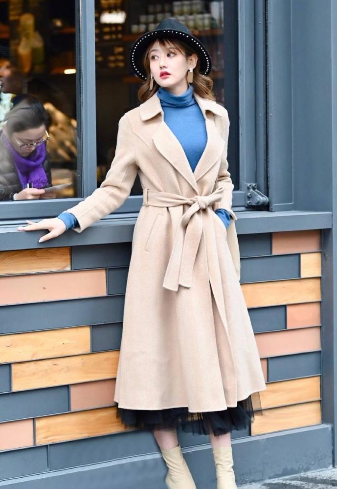 街拍:浓妆淡雅的小姐姐穿米白色大衣,美得让人心动