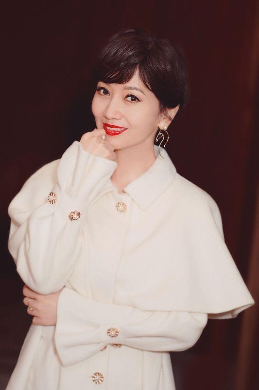 "不老女神"赵雅芝拍写真秀美腿 雪肤红唇举杯托腮尽显