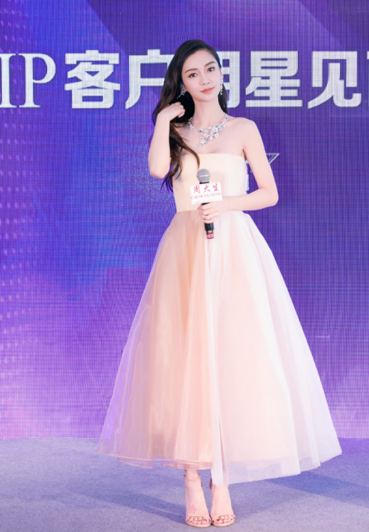 杨颖终于换造型,侧分卷发尽显女人味,穿仙女裙美到让人不敢认