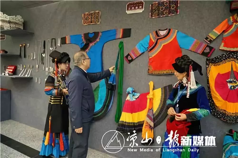 馆内包含了从古代到现在,所有具有代表性的彝族服饰.