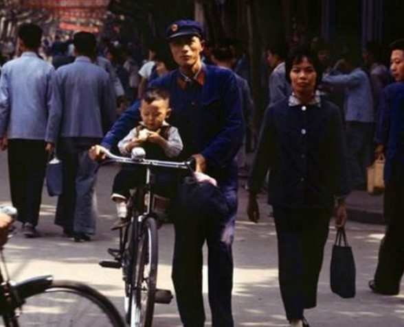 一组老照片,带你穿越到1973年的北京,一个纯真的年代