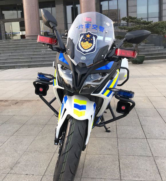 这款警用车威武霸气,春风400gt,售3.38万难逢对手