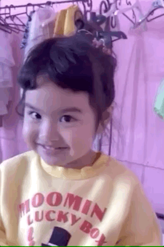 包贝尔晒女儿对着镜头抛媚眼,网友直呼饺子的表情好魔性!