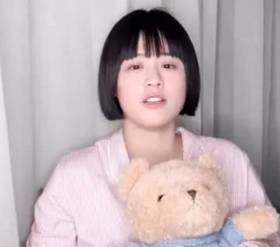 马思纯这是胖了多少斤?双下巴以不算什么,麒麟臂才是亮点!