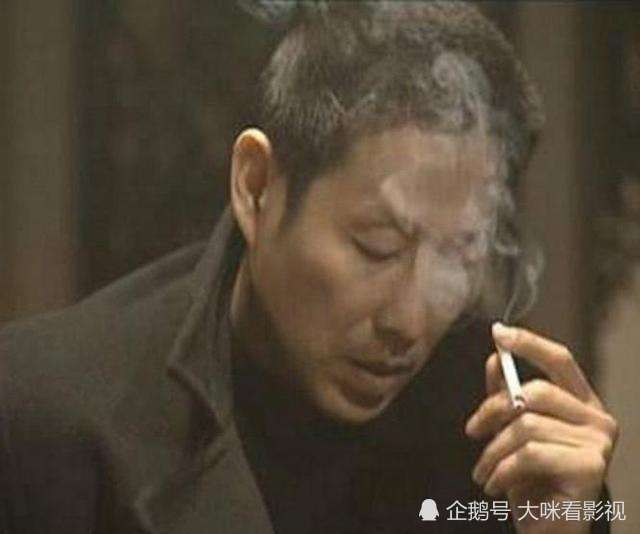 同样是男星抽烟,张国荣帅气,蔡徐坤低调,陈道明霸气,而他