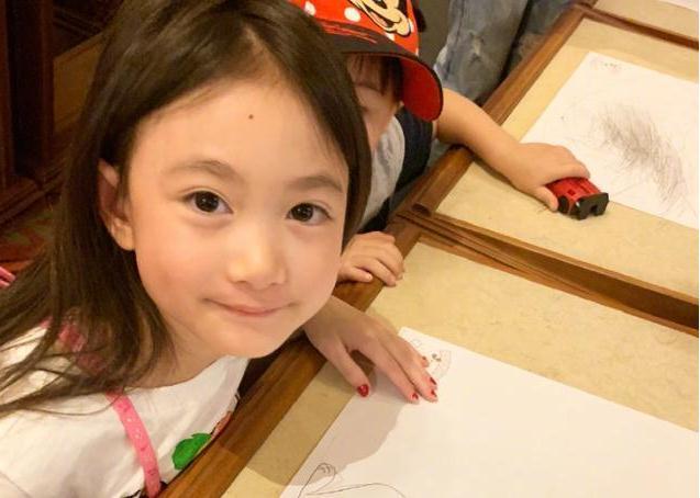 李小鹏晒女儿照片,皮肤好颜值高,网友:明星范十足