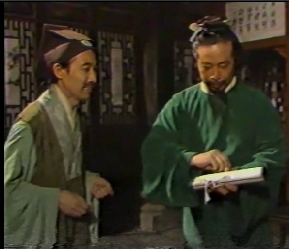 他的下属找到了李自在的字帖作品,说李自在字不怎么出名,但是家里有把