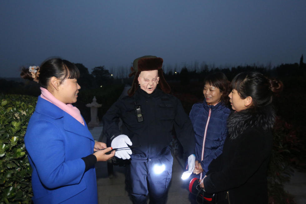机器人保安墓地上岗 为女守墓员壮胆