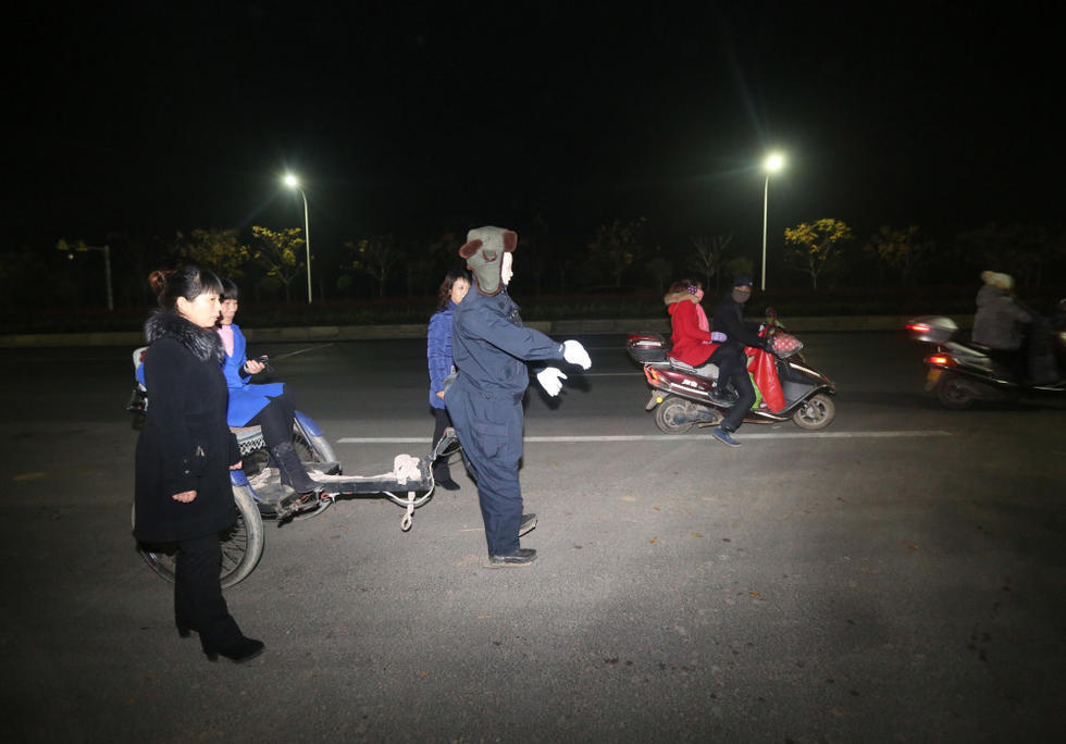 机器人保安墓地上岗 为女守墓员壮胆