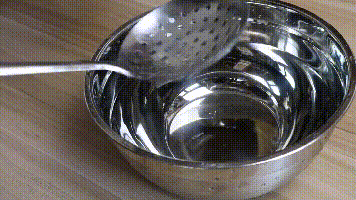把粘稠的汤到入漏勺底下准备一盆凉水静置20分钟.