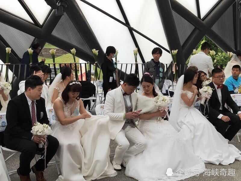 台北昨天再次举办集体婚礼(台湾称"联合婚礼"),新郎新娘们热情相拥