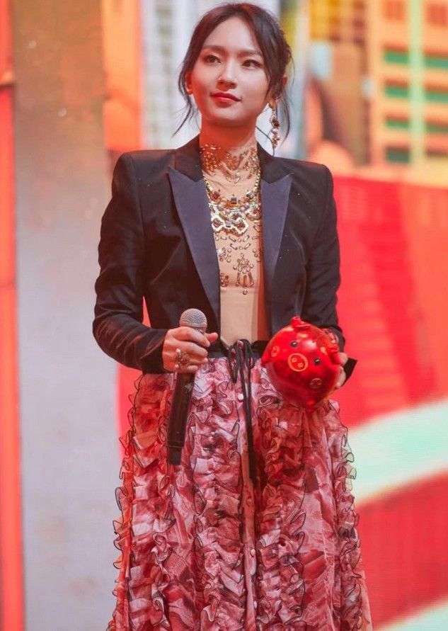 周笔畅打扮起来不简单,一袭"蛋花裙"穿出女人味,如今不一样了