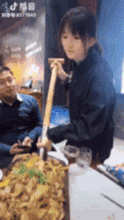 除了小姐姐漂亮,这一铁锹的牛蛙,真的好吃吗?