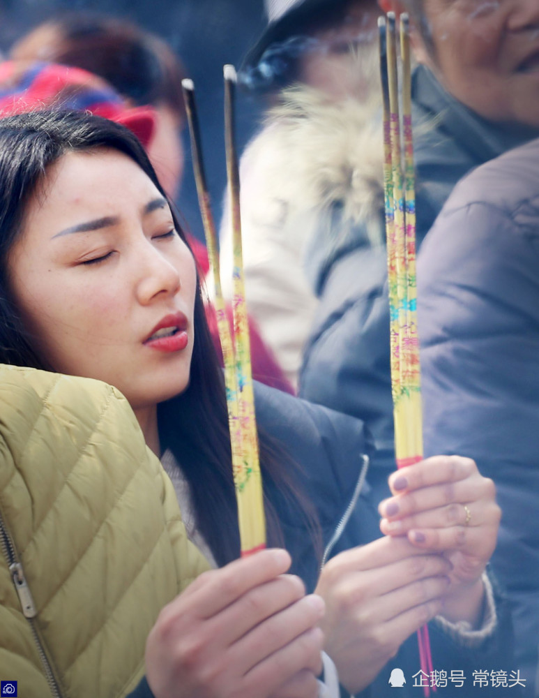 年轻美女扎堆烧香祈福挤破头,有人许愿盼远离小人