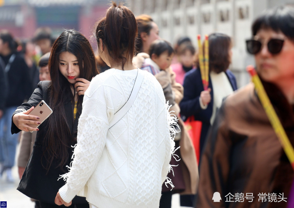 年轻美女扎堆烧香祈福挤破头,有人许愿盼远离小人