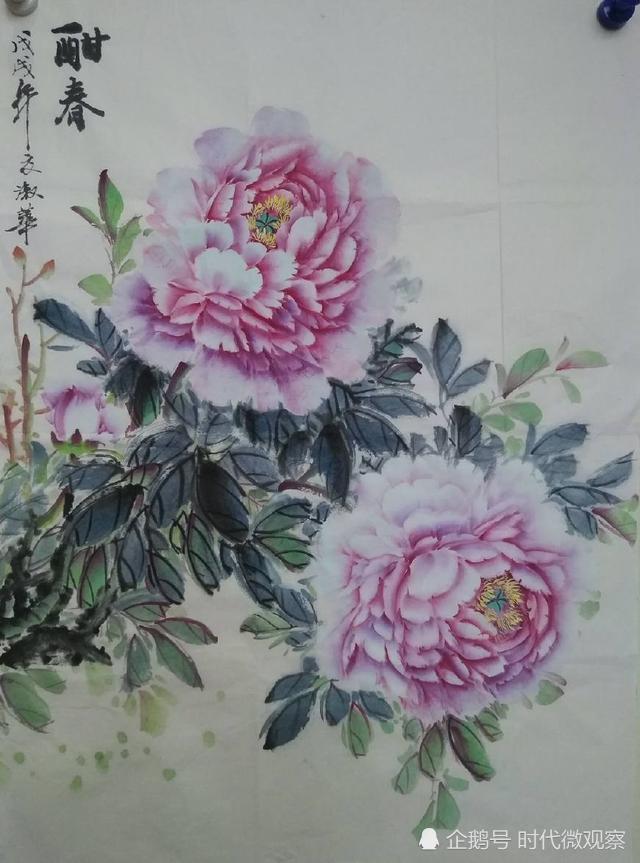 王兮然写意牡丹造型比较写实,水墨淋漓苍润,色彩艳而不俗,既有传统