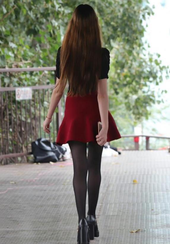 街拍:身姿妩媚的美少妇,黑丝袜搭配红色包臀裙,上演极致的诱惑