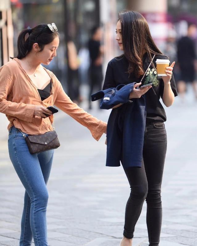 街拍:身姿妩媚的美少妇,黑丝袜搭配红色包臀裙,上演极致的诱惑