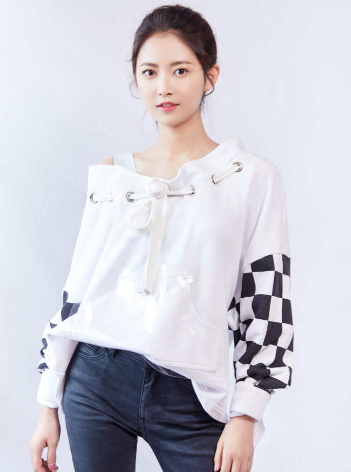 2019春流行一种穿搭:"棋盘卫衣" 牛仔裤,穿上变氧气少女