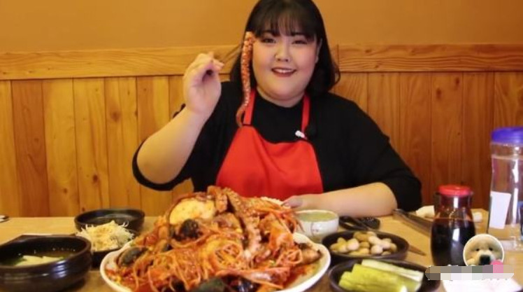 大胃王吃播女主播直播一年如今身材惨不忍睹,网友:请加大力度!