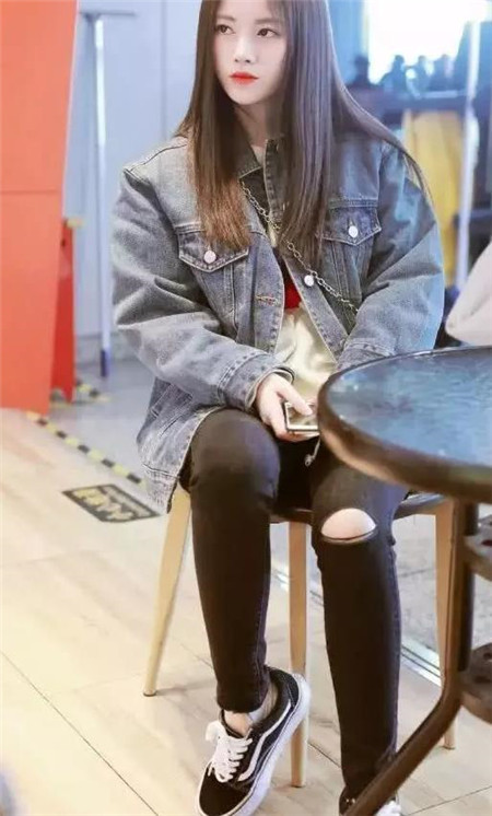 鞠婧祎穿万斯鞋现身机场,快把小白鞋扔了吧,万斯鞋适合穿女神!