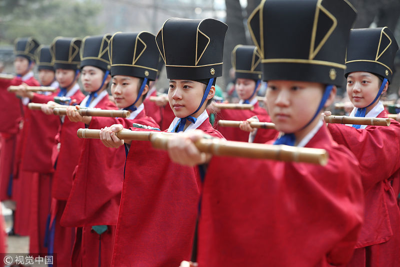 韩国举行春季祭典,学生着古装拜孔子,网友:连汉字都不