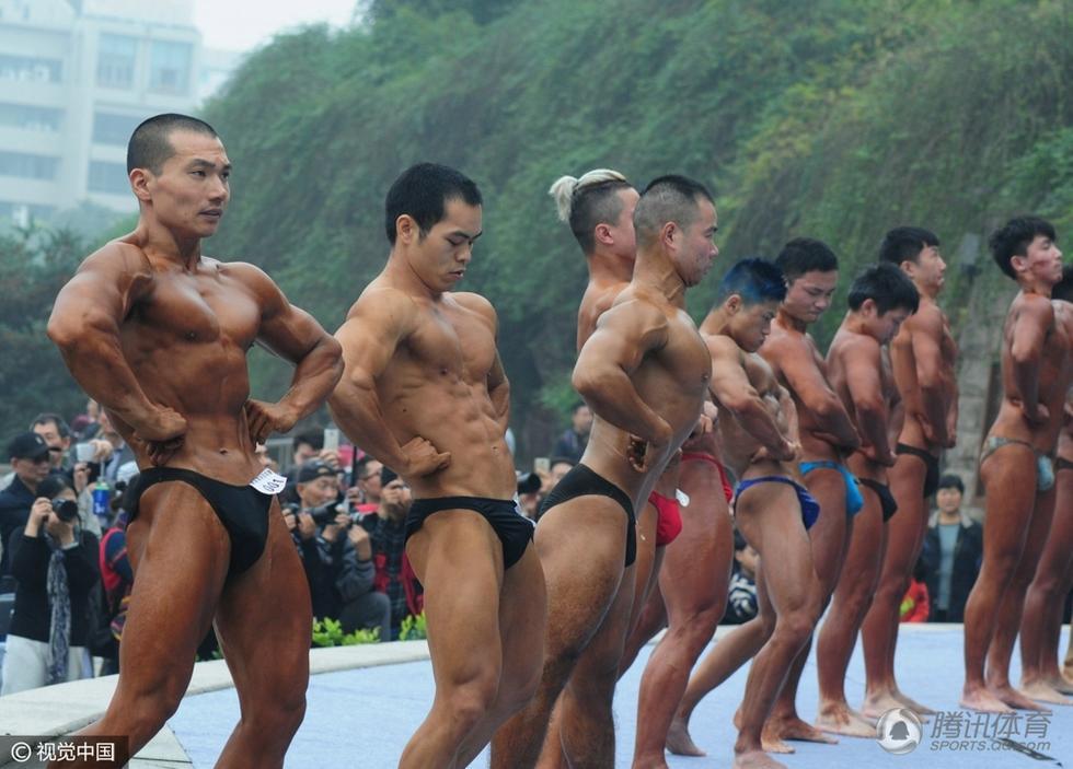 健美大赛走上街头 男女选手忙秀肌肉
