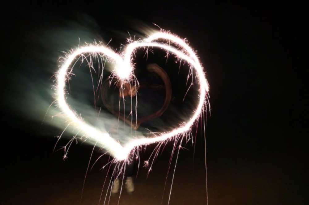 吴奇隆发爱心,刘诗诗感谢生日祝福,晒背影小腹隆起四肢仍然纤细