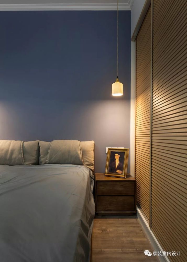 主卧床头背景选择了安静的深蓝色,搭配优雅的灰色床品,更易于营造安静