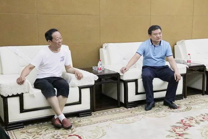 2018年6月,天门市委常委,组织部部长史玉雄(右)到天门法院慰问杨华
