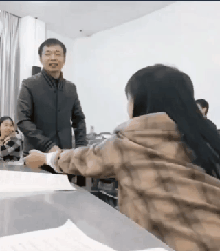 搞笑gif:中医系老师给女同学把脉,表情突然凝固