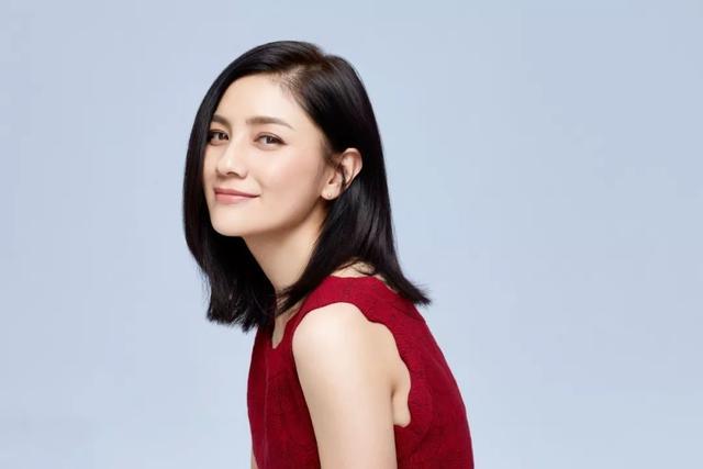 胡可剪短发,波波头搭空气刘海最少减龄10岁,一身西装美得出众
