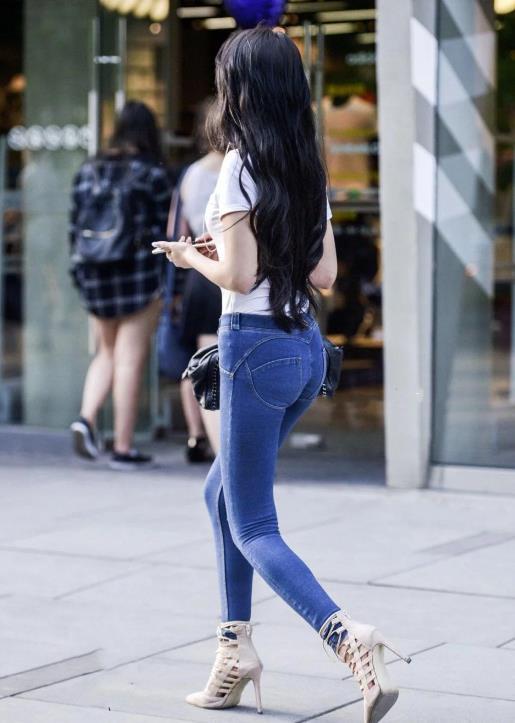 街拍路人:纤细的小蛮腰和丰满的臀型,都是健美裤的"功劳"!