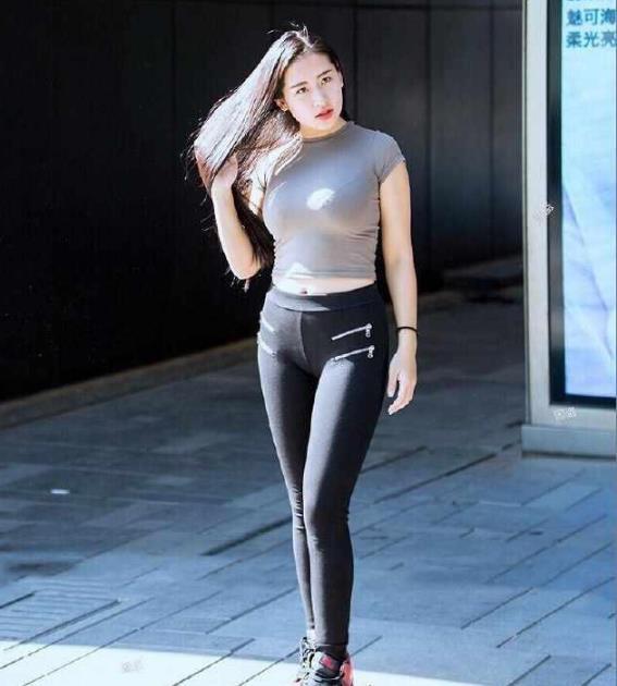 街拍路人:紧身裤穿出黄金比例,都是中上游的美女!