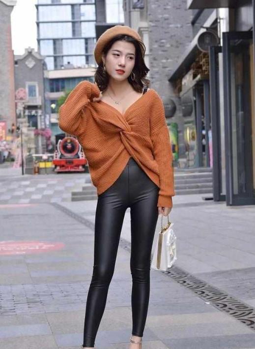 街拍:美女身穿黑色修身长裤,秀出最美身材,彰显完美女人气质