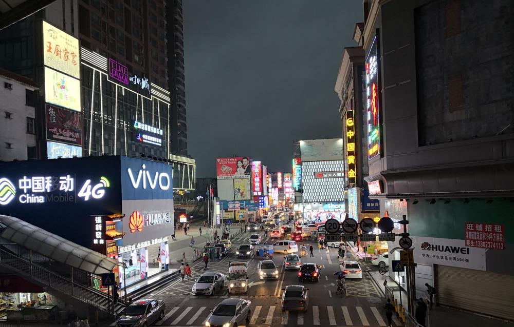 东莞塘厦某著名的商业街熙熙攘攘的景象早已消失不见