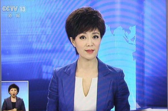 44岁央视主播李文静脱去假发,与平时截然不同,网友:漂亮活泼