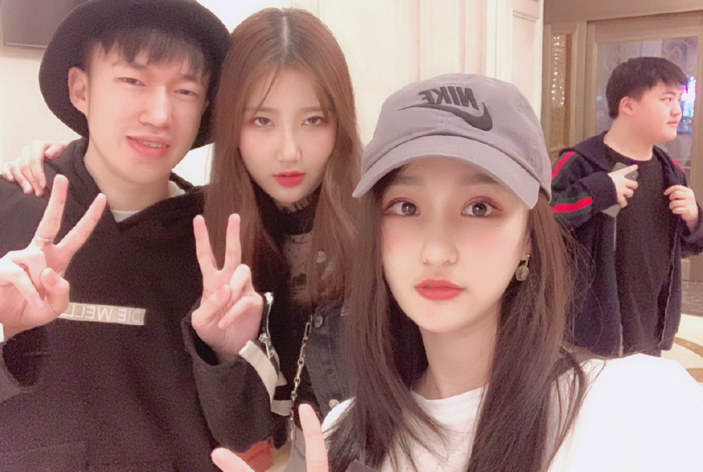 uzi和女友太恩爱,晚上睡觉也要开语音,网友评论炸了!