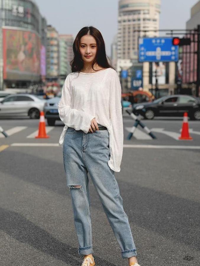 街拍:漂亮小妹有迷人的曲线身材,简单搭配风格彰显女人的知性美