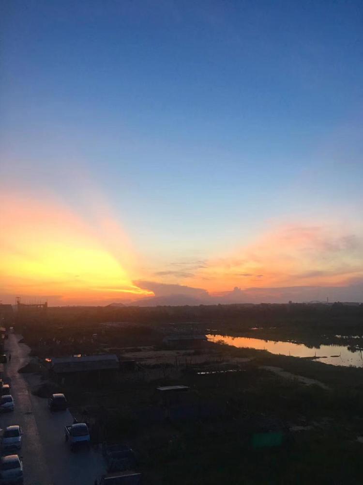 一个美丽的乡村,早晨的露珠,傍晚的艳红,雨中的美景