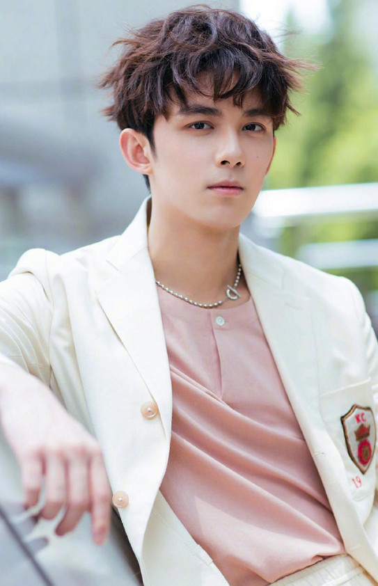 吴磊模仿成功人士pose,中二青年欢乐多