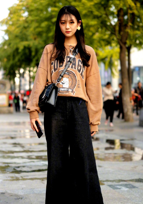 卫衣阔腿仔裤的美少女