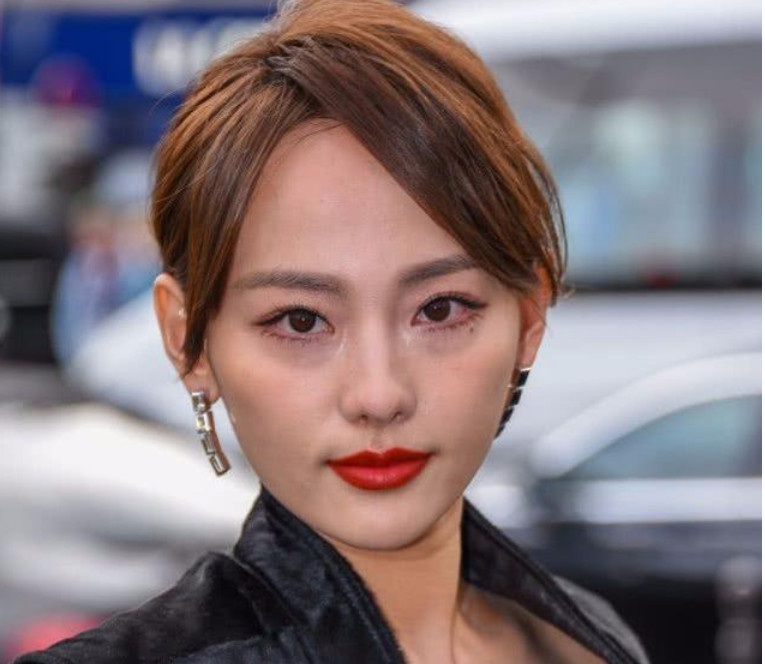 高清镜头下的女星,唐嫣小雀斑明显,张嘉倪满脸憔悴!