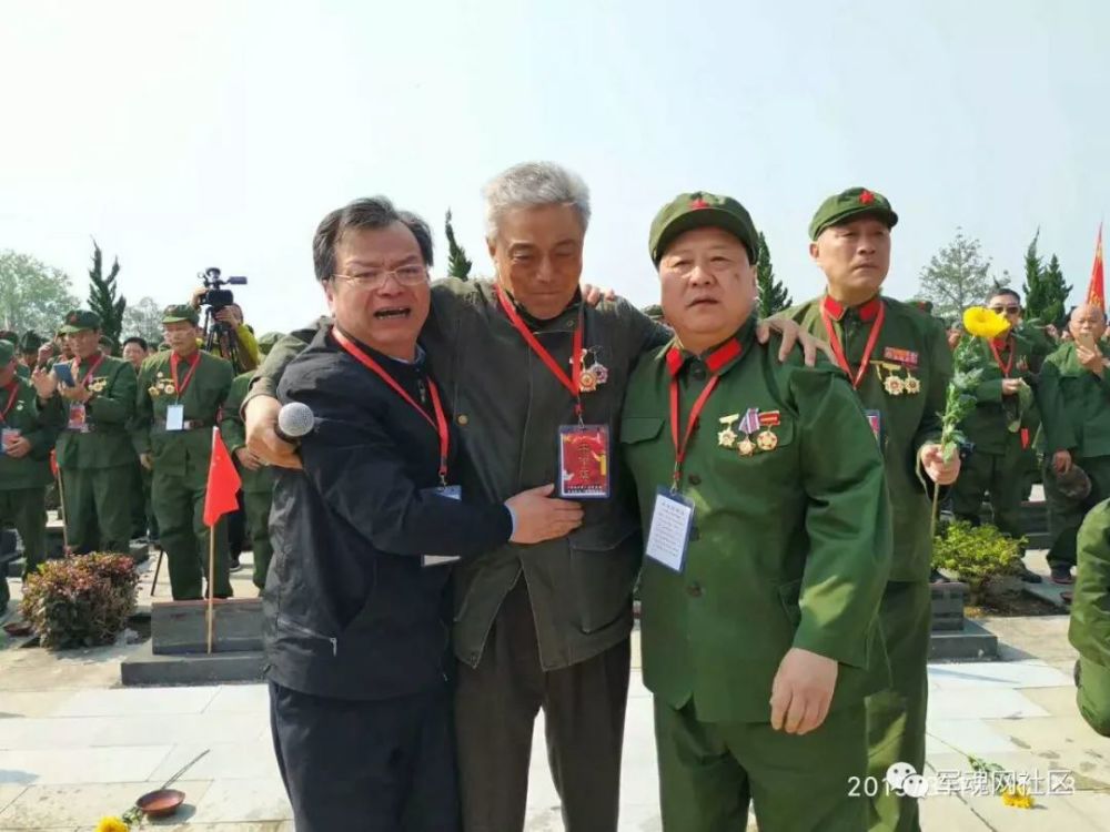3月中旬,全体军人单膝下跪,迎接332英魂回家!