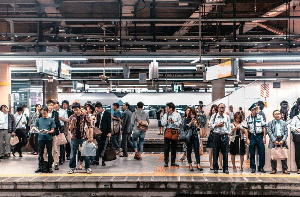 对于日本的地铁是非常拥挤的,上下班高峰期的时候,很多上班族都挤不