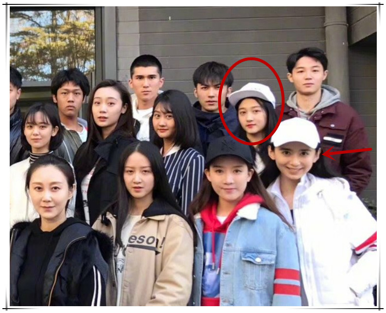 关晓彤班级合影不抢"c位"!与同学距离远,还是高中同学